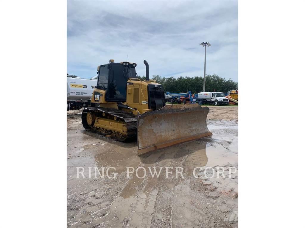 CAT D6K2LGPEW بلدوزرات مجنزرة