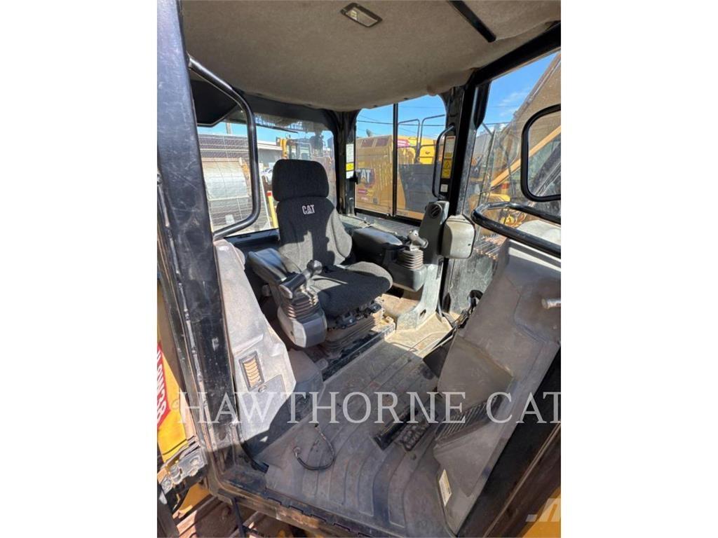 CAT D6K2XL GCS بلدوزرات مجنزرة