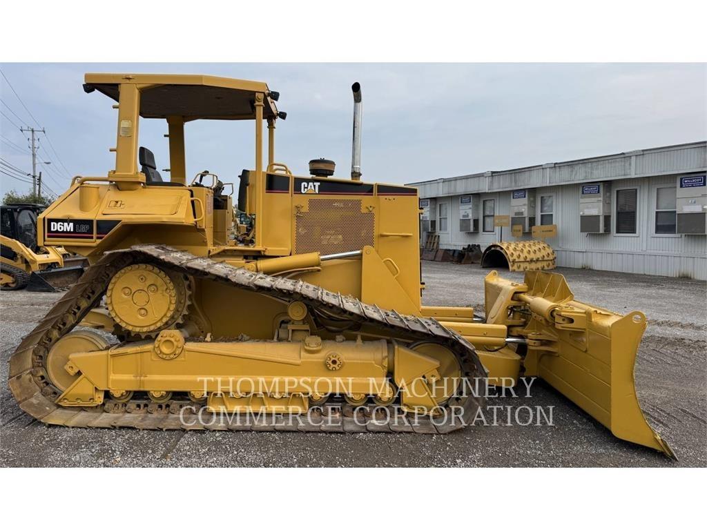 CAT D6M LGP بلدوزرات مجنزرة