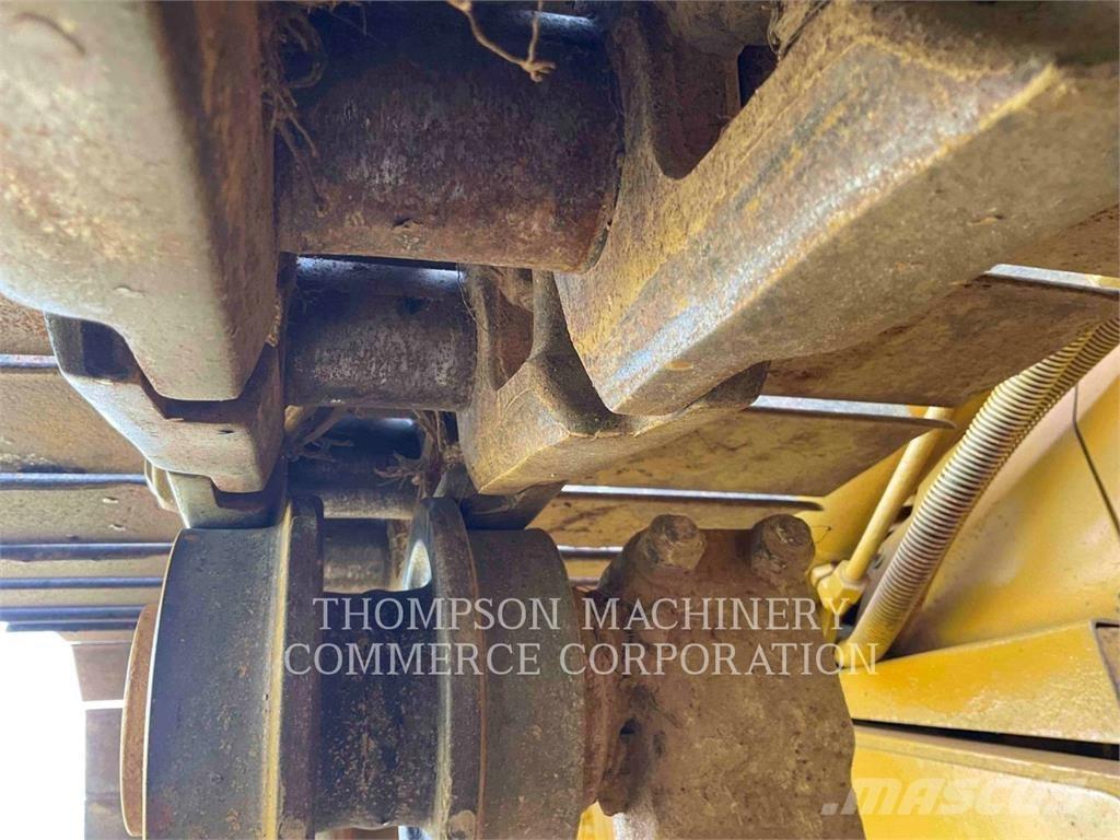 CAT D6M LGP بلدوزرات مجنزرة