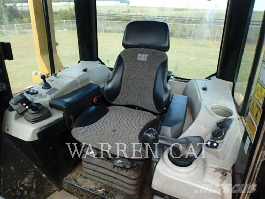CAT D6N 4XLPAT بلدوزرات مجنزرة