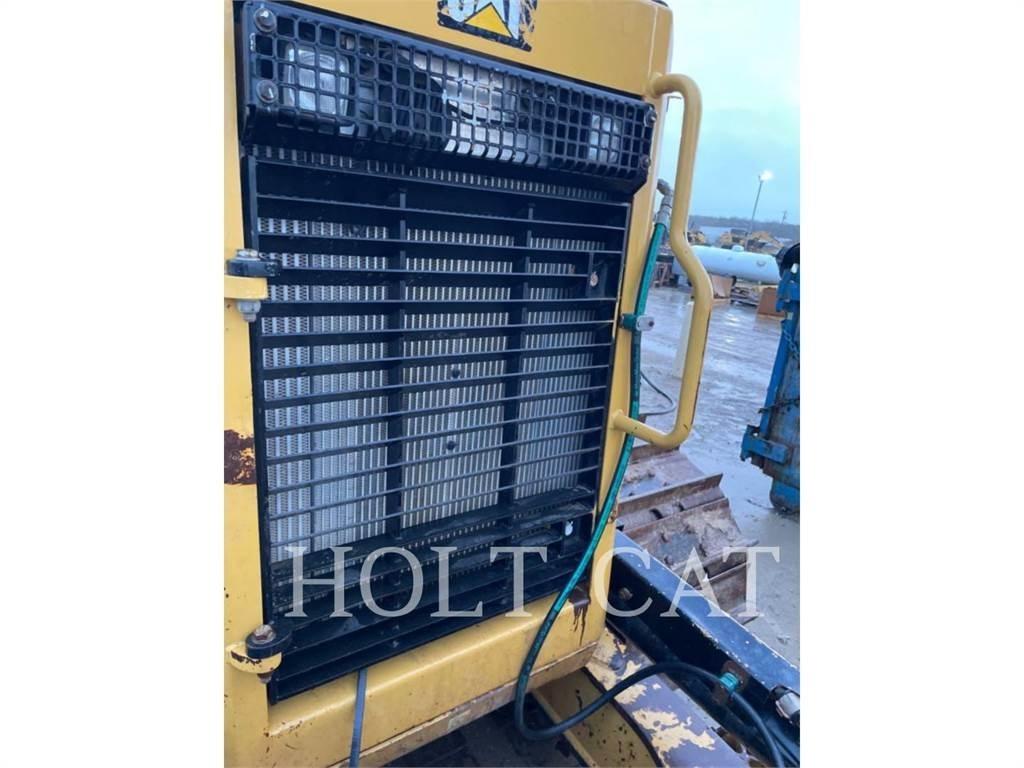 CAT D6N LAND بلدوزرات مجنزرة
