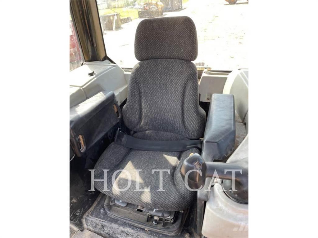 CAT D6N LGP بلدوزرات مجنزرة