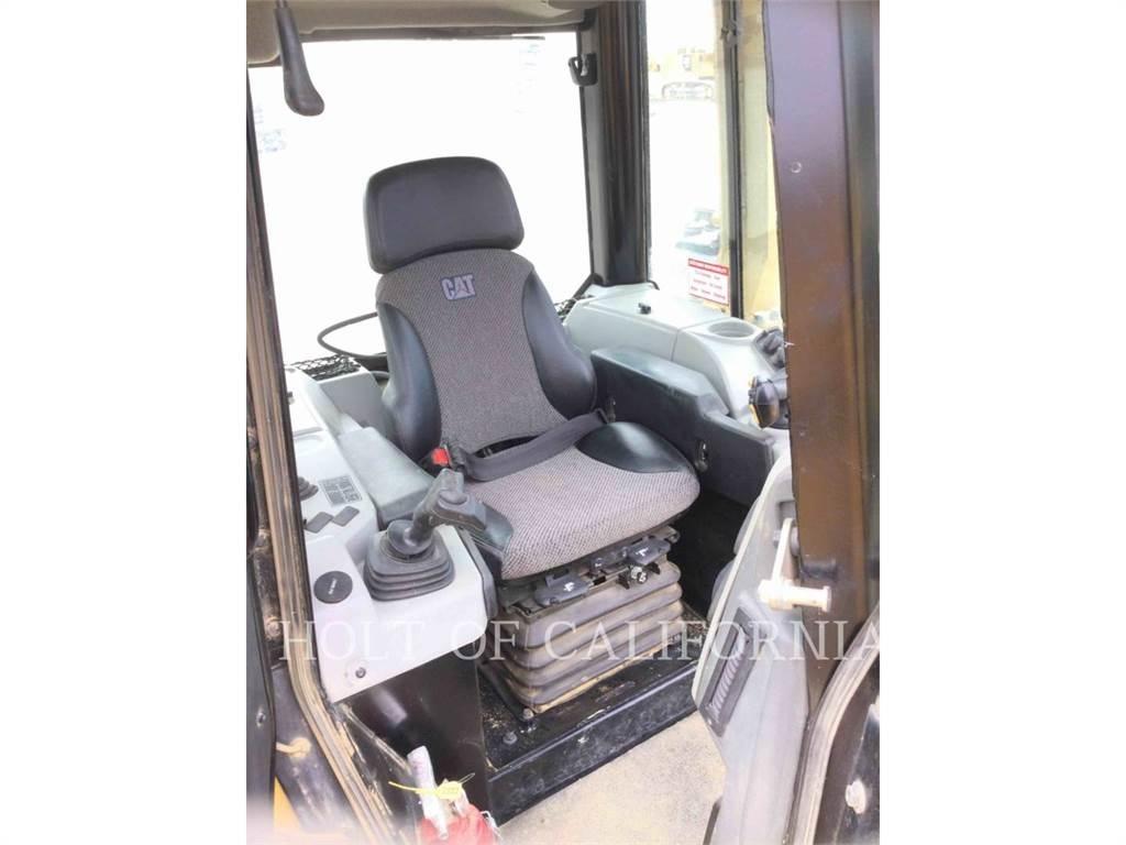 CAT D6N LGP بلدوزرات مجنزرة