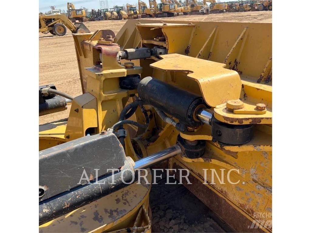CAT D6N LGP بلدوزرات مجنزرة