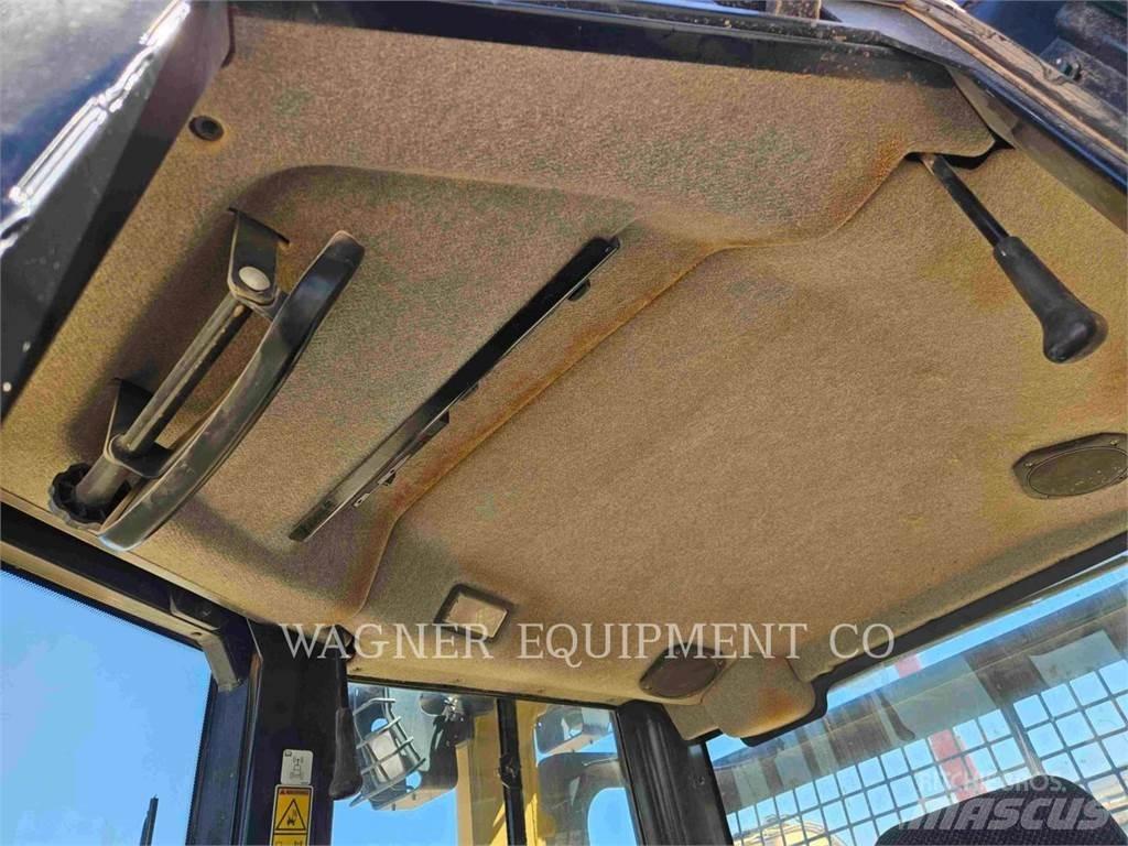 CAT D6N XL بلدوزرات مجنزرة