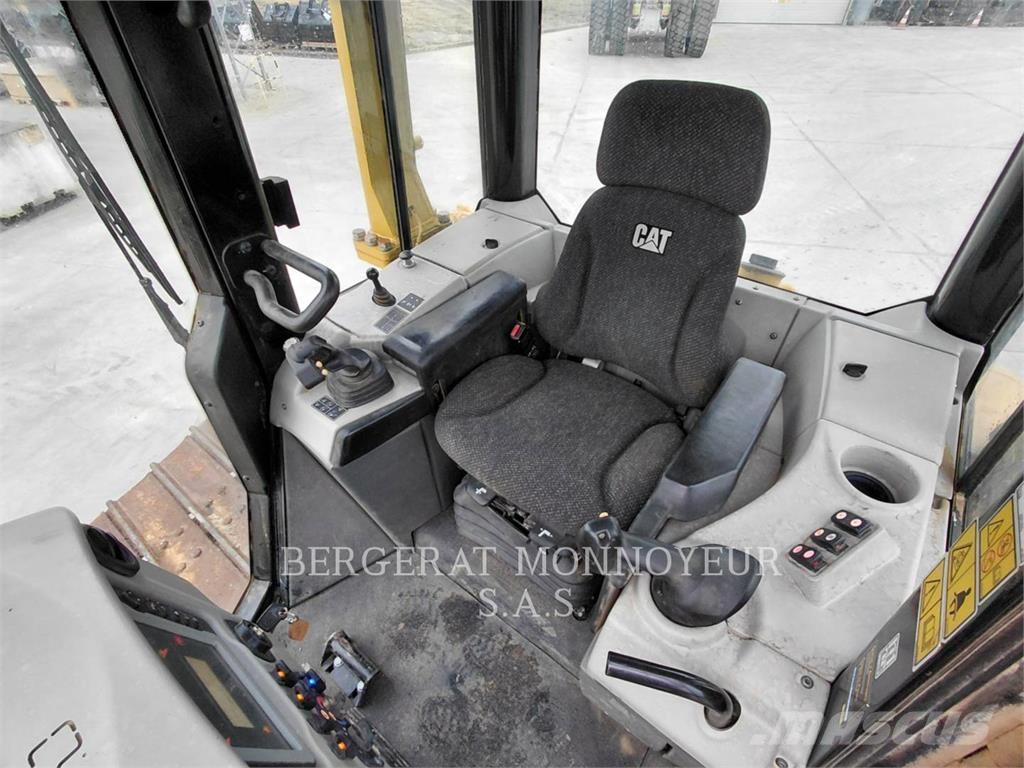 CAT D6N3B LGP بلدوزرات مجنزرة