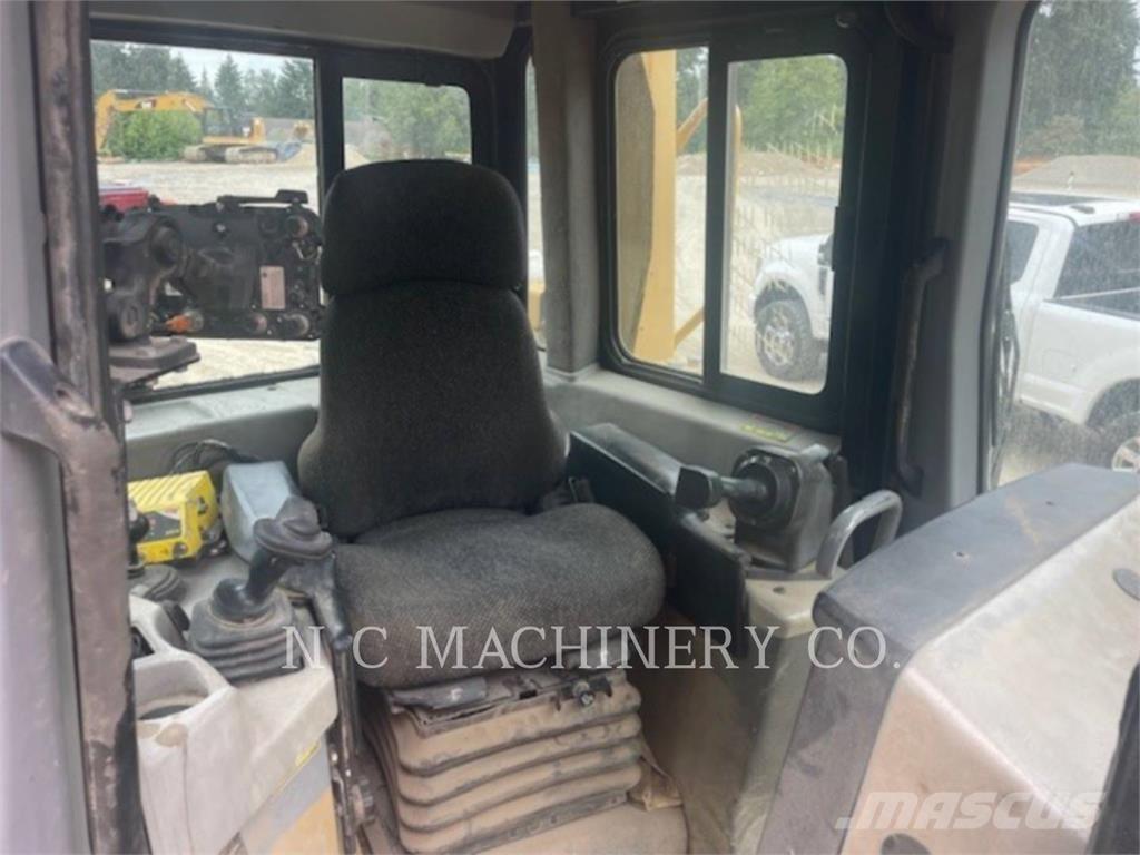 CAT D6R XLVPAT بلدوزرات مجنزرة