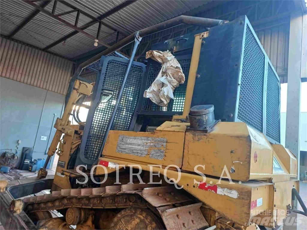 CAT D6T بلدوزرات مجنزرة