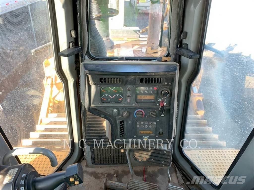 CAT D6T بلدوزرات مجنزرة