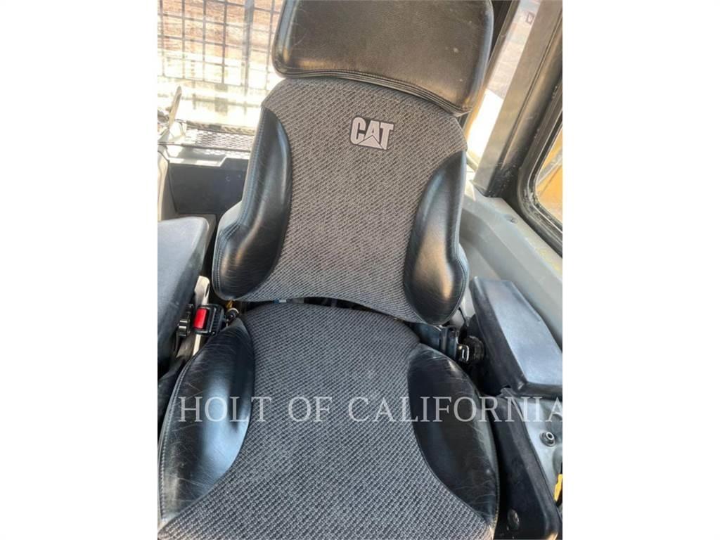 CAT D6T LGP بلدوزرات مجنزرة