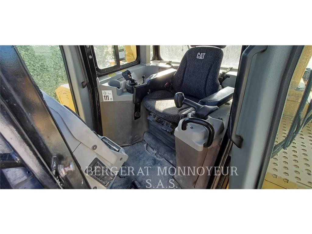 CAT D6T3B XW بلدوزرات مجنزرة