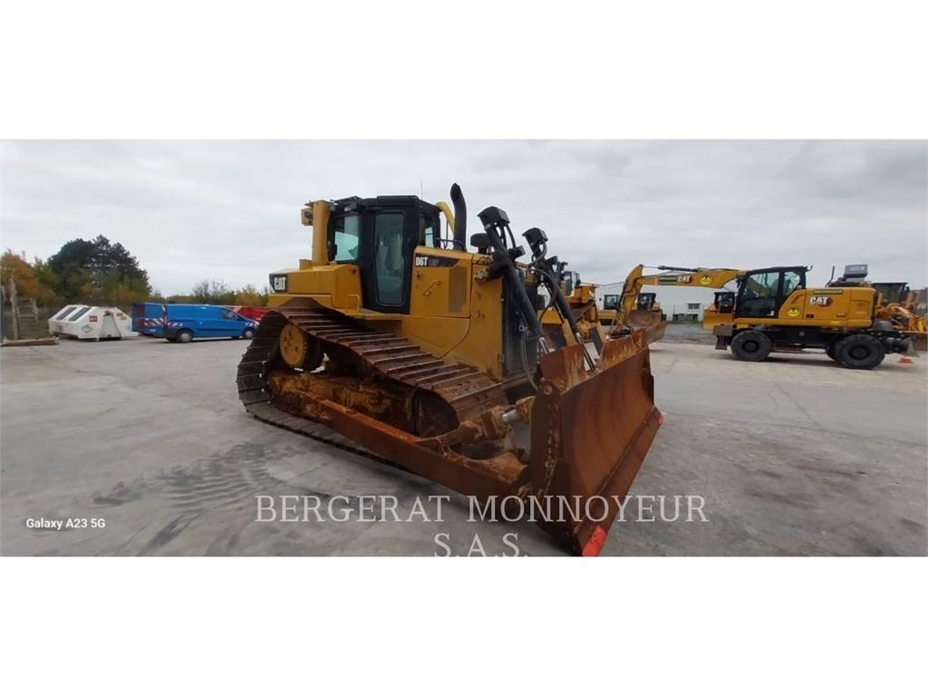 CAT D6T4F LGP بلدوزرات مجنزرة
