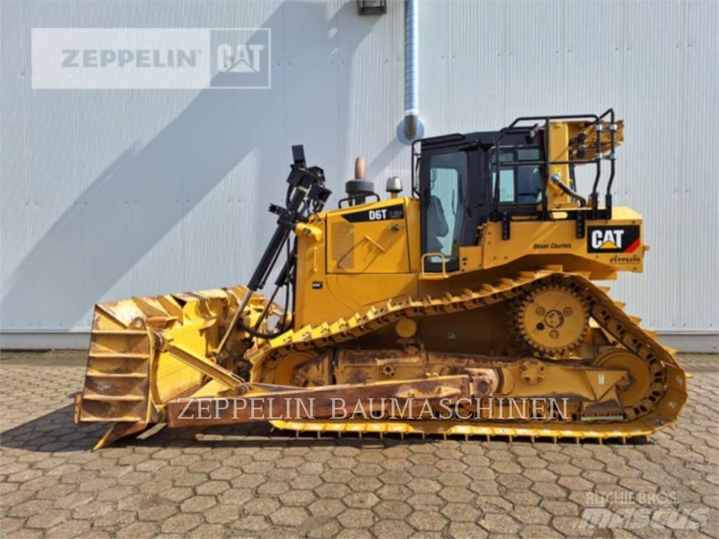 CAT D6TM بلدوزرات مجنزرة