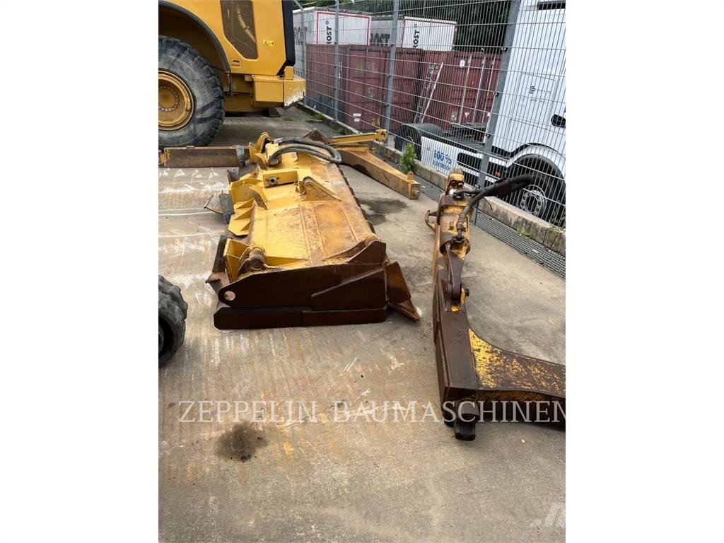 CAT D6TM بلدوزرات مجنزرة