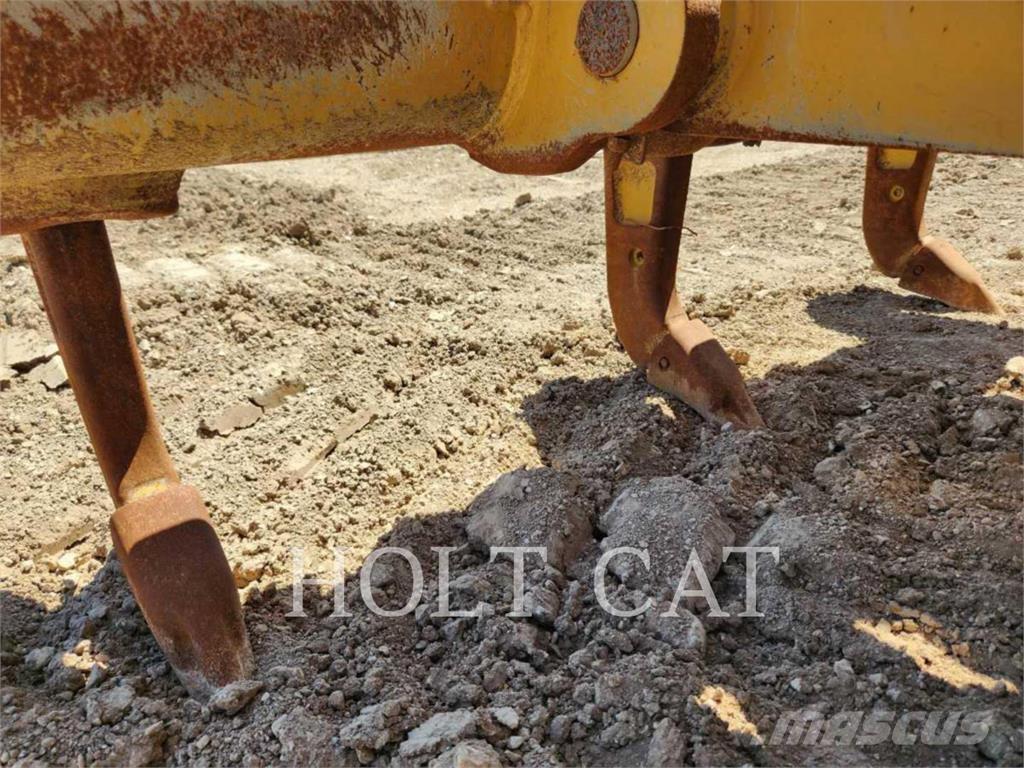 CAT D6XELGPVP3 بلدوزرات مجنزرة