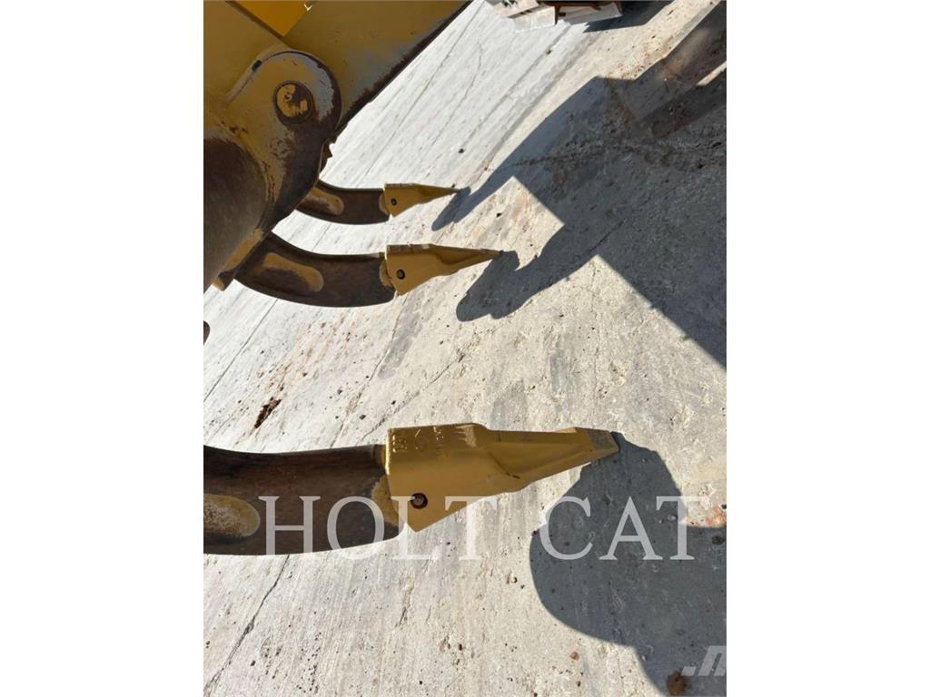 CAT D6XELGPVP3 بلدوزرات مجنزرة
