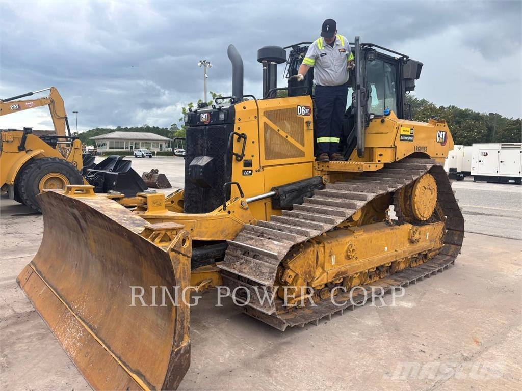 CAT D6XEVPAT بلدوزرات مجنزرة