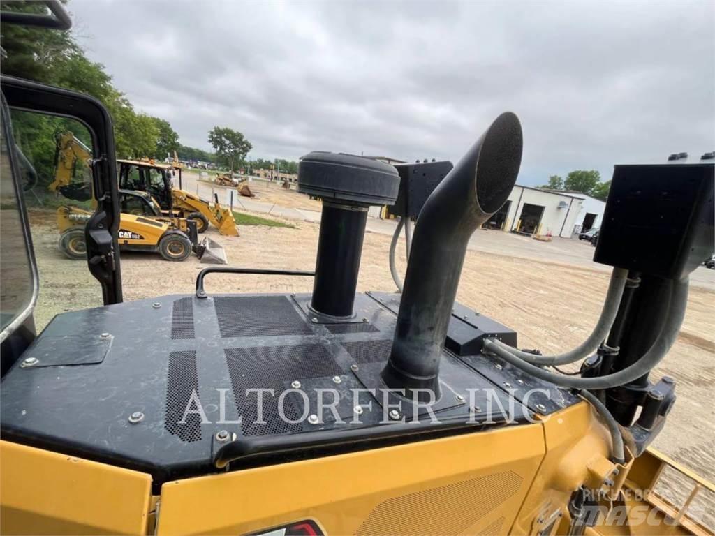 CAT D7-17 بلدوزرات مجنزرة