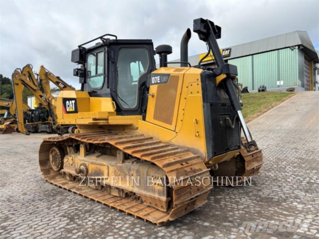 CAT D7E بلدوزرات مجنزرة