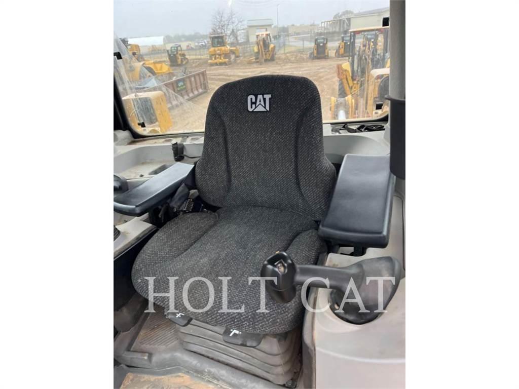 CAT D8 بلدوزرات مجنزرة