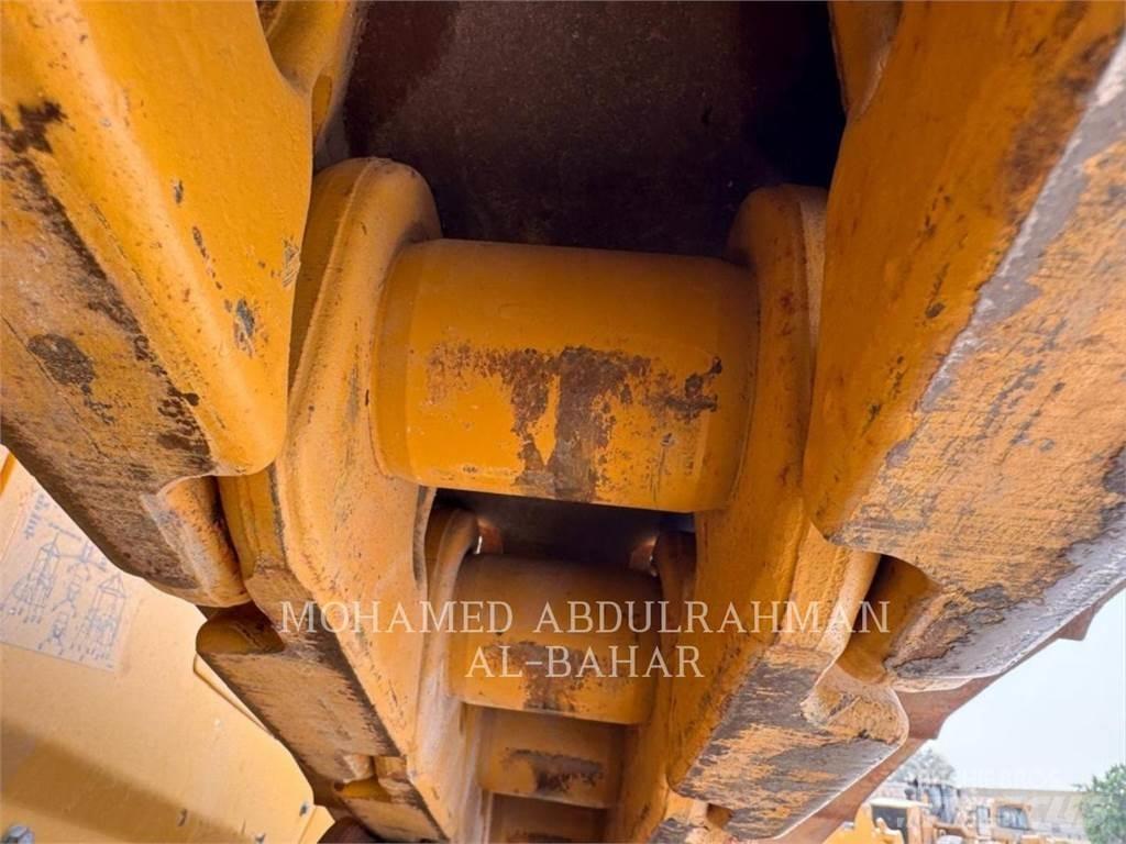 CAT D8-19 بلدوزرات مجنزرة