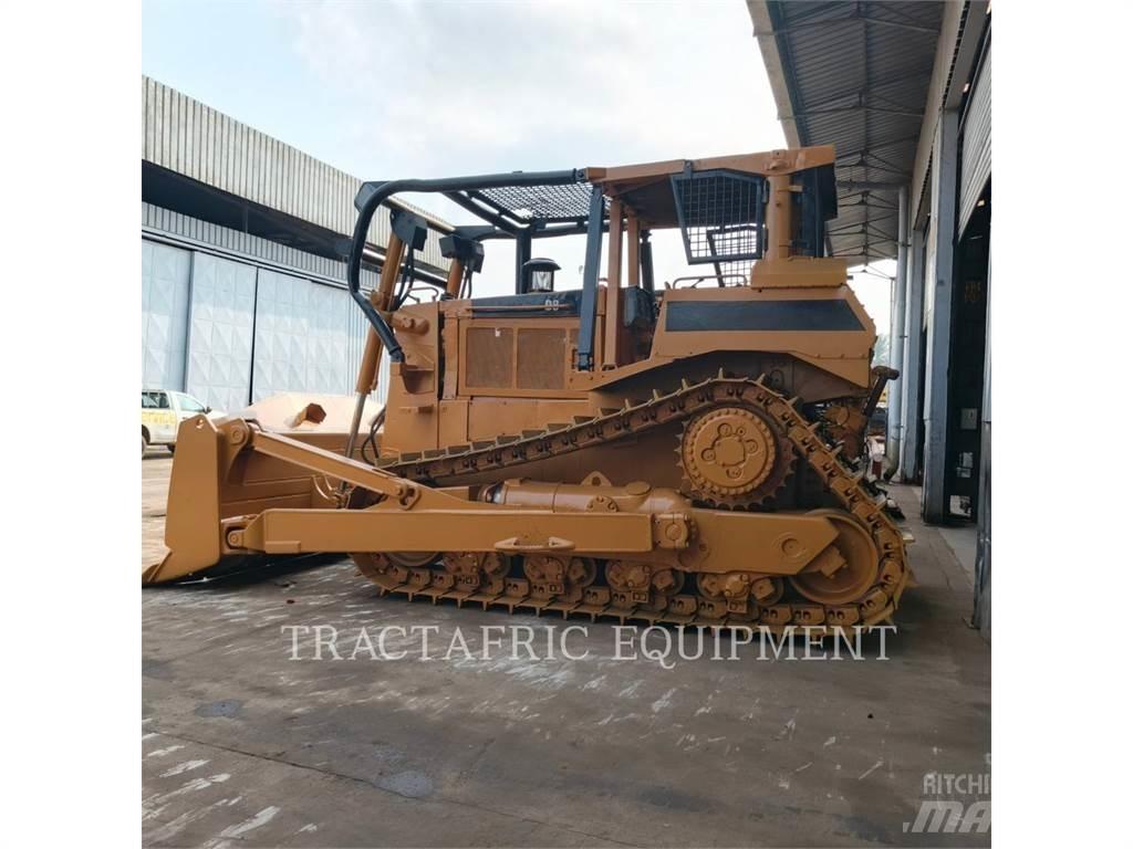 CAT D8N بلدوزرات مجنزرة