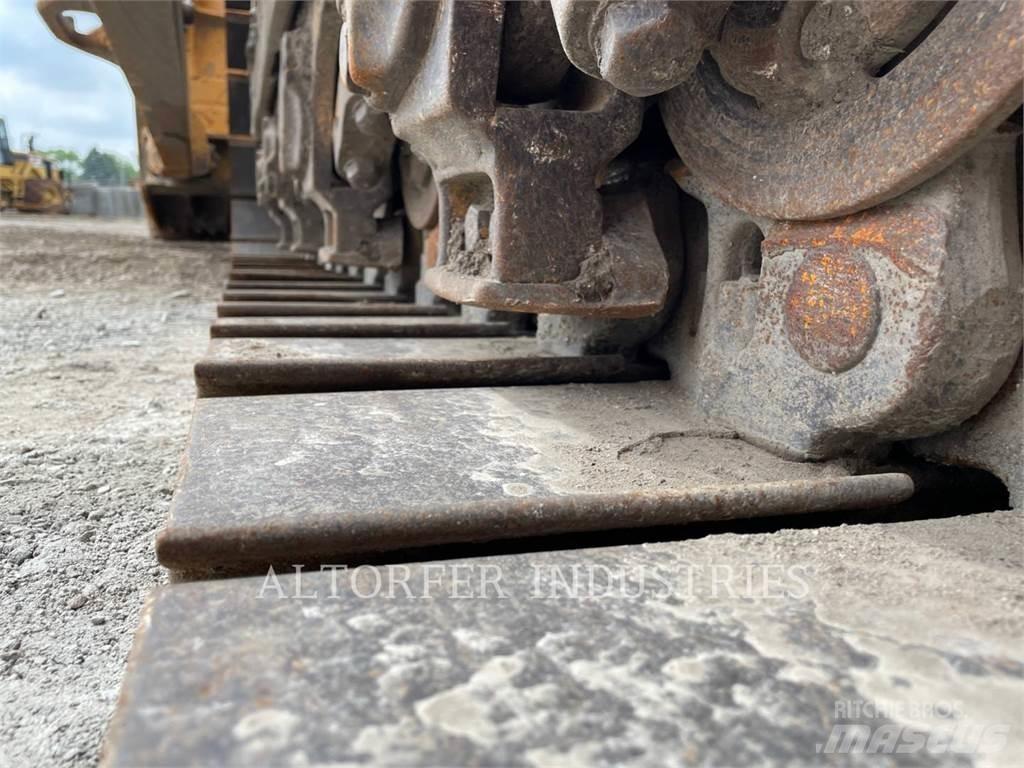 CAT D8R بلدوزرات مجنزرة
