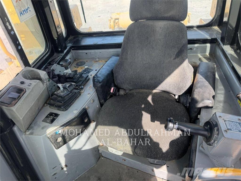 CAT D8RLRC بلدوزرات مجنزرة