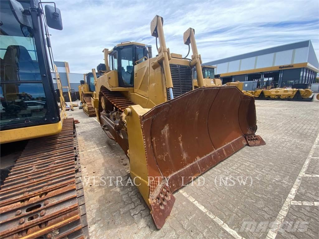 CAT D8T بلدوزرات مجنزرة