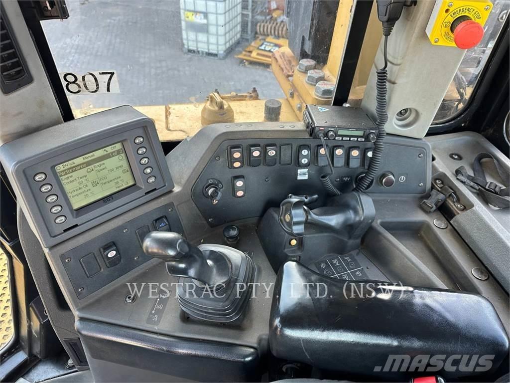 CAT D8T بلدوزرات مجنزرة