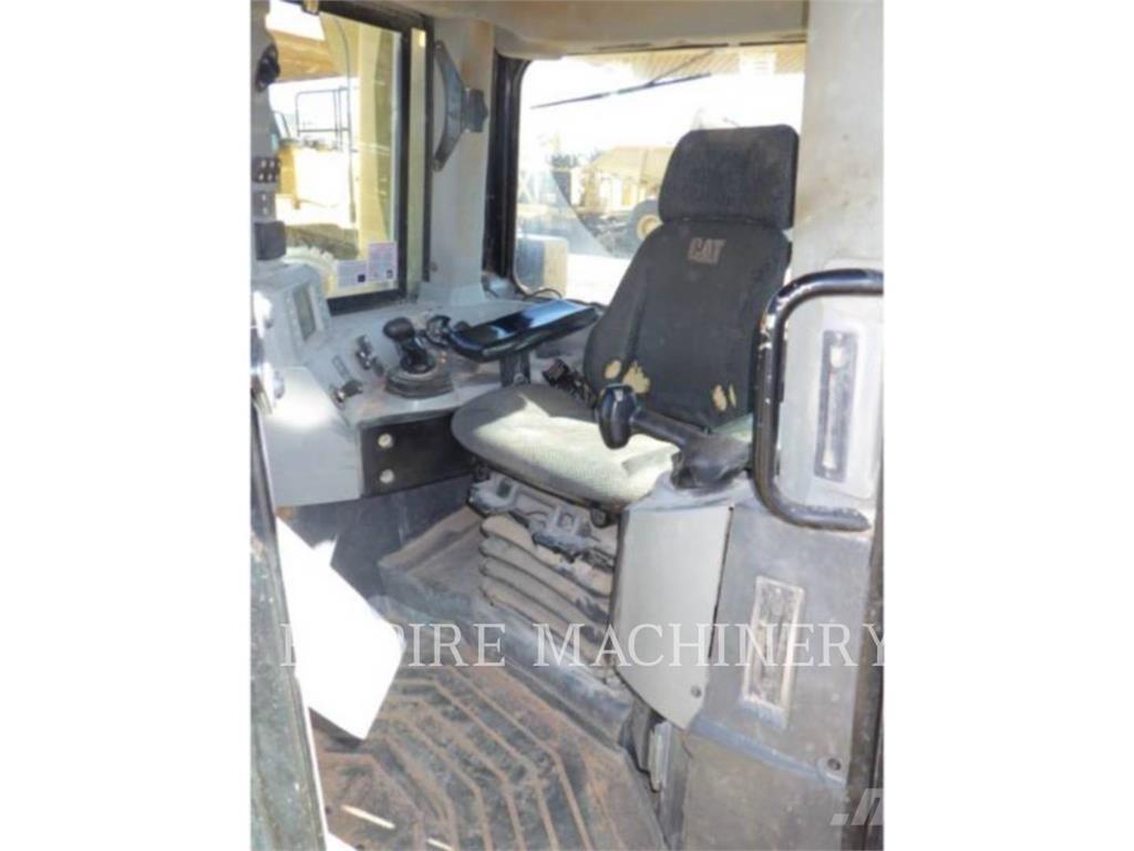CAT D8T بلدوزرات مجنزرة
