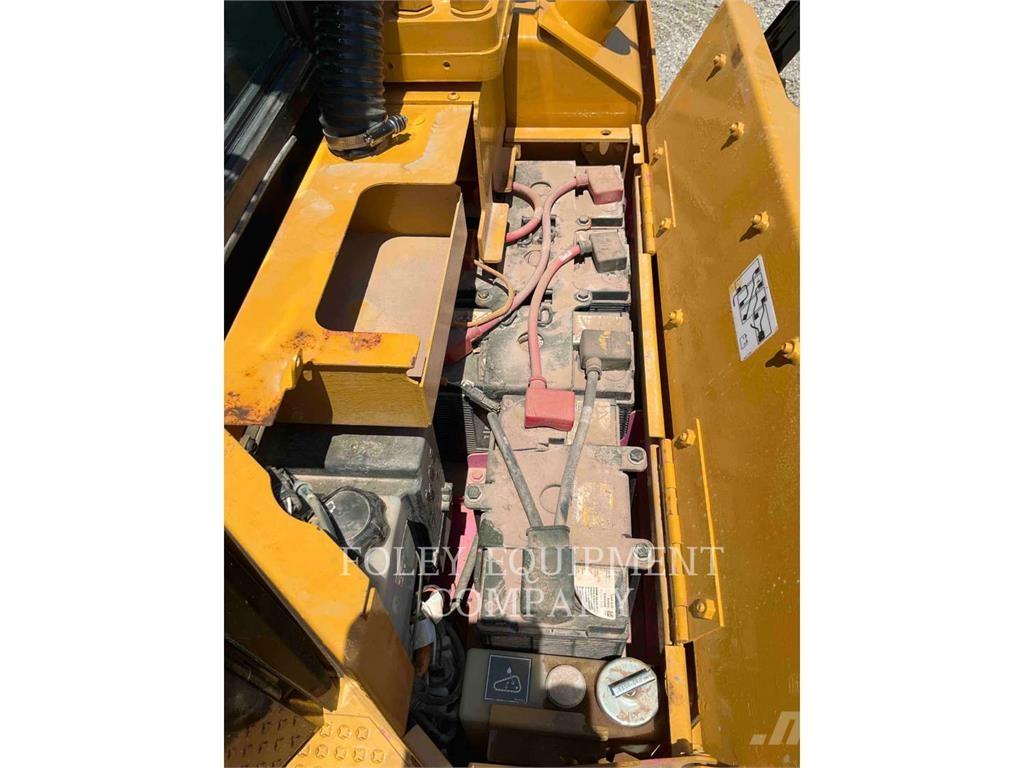 CAT D8T بلدوزرات مجنزرة