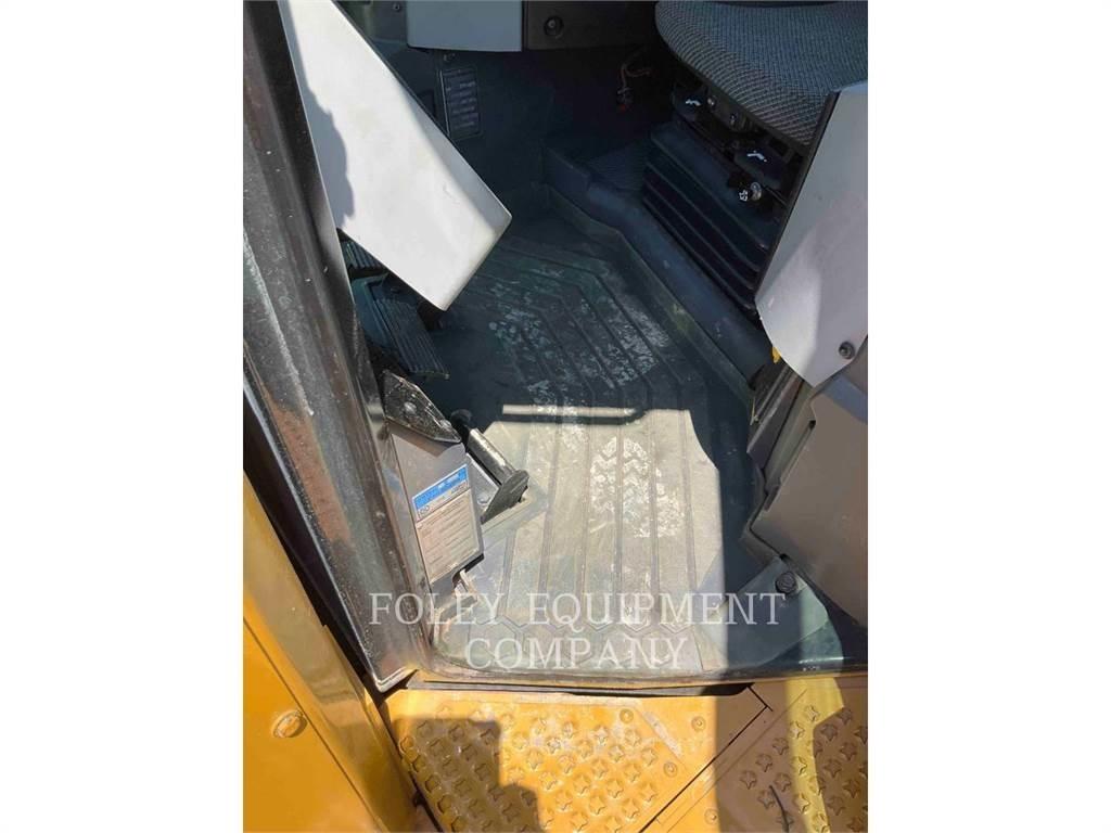 CAT D8T بلدوزرات مجنزرة