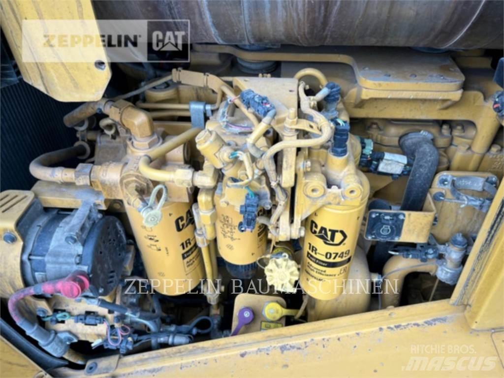 CAT D8T بلدوزرات مجنزرة