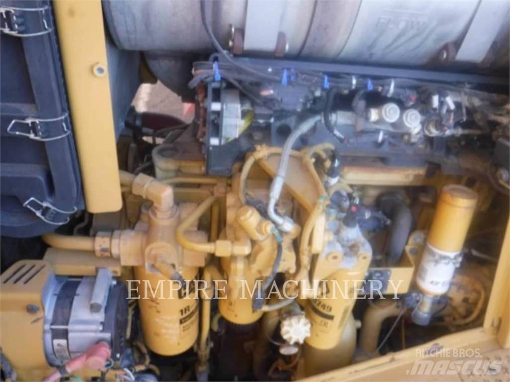 CAT D8T بلدوزرات مجنزرة