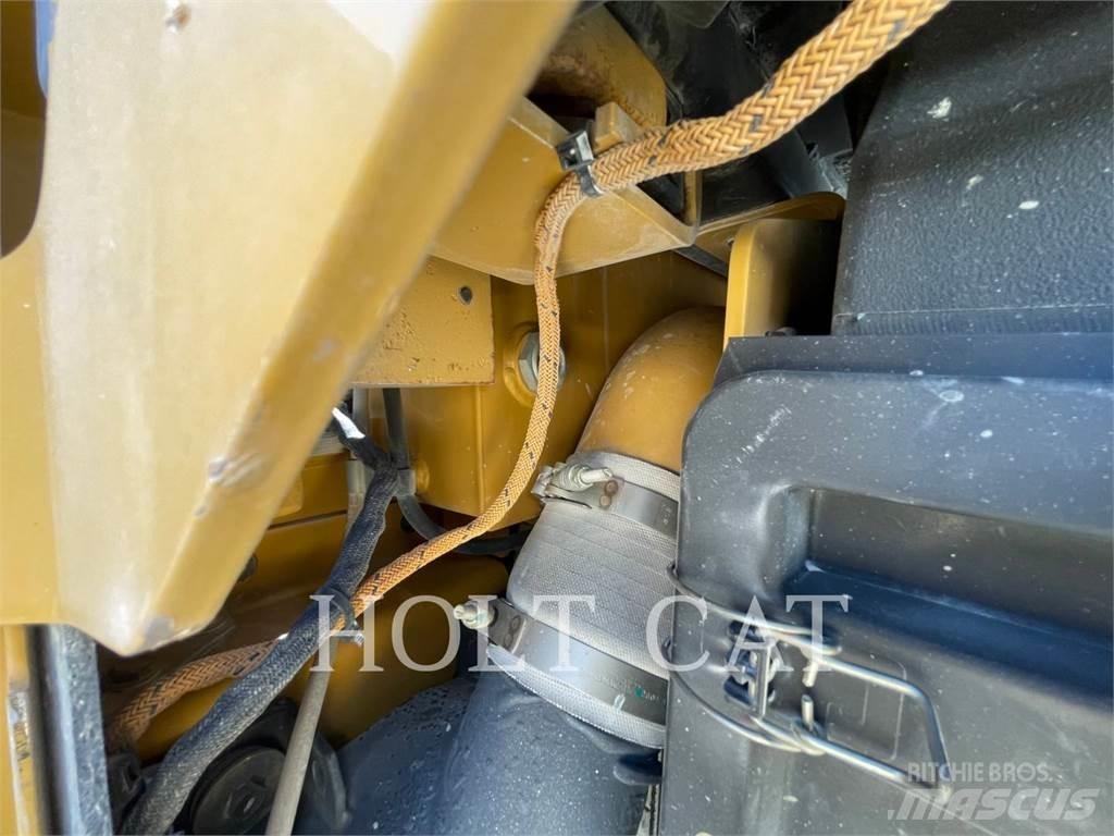 CAT D8T بلدوزرات مجنزرة
