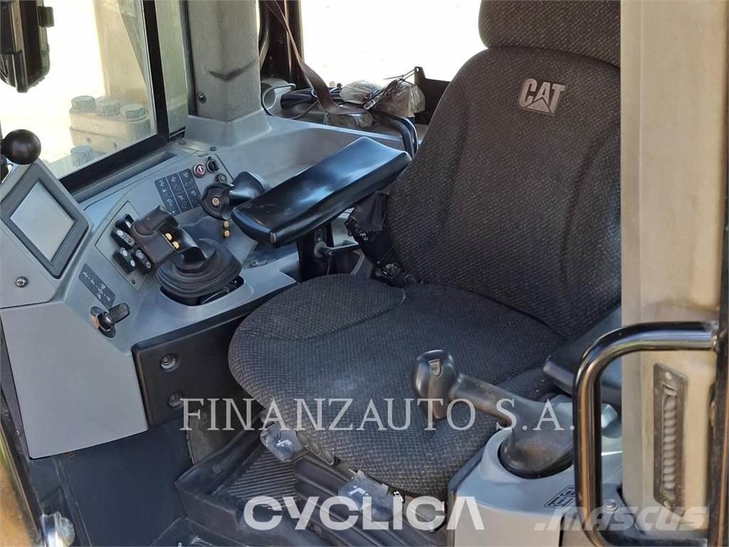 CAT D8T بلدوزرات مجنزرة