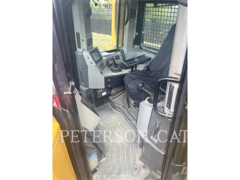 CAT D8T بلدوزرات مجنزرة
