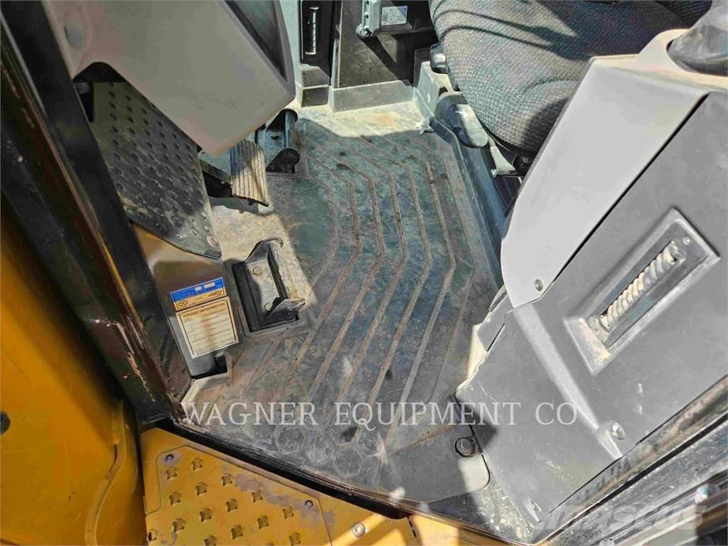 CAT D8T بلدوزرات مجنزرة