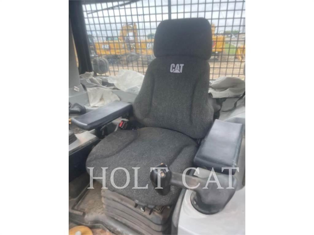 CAT D8T بلدوزرات مجنزرة
