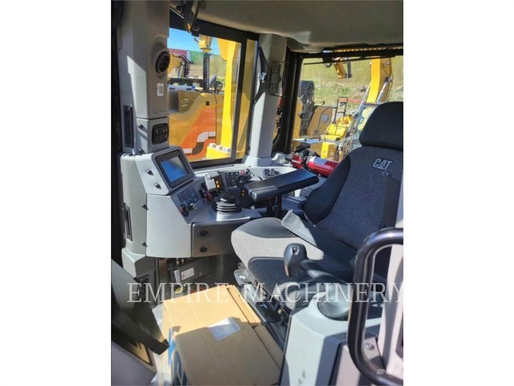 CAT D8T-21 بلدوزرات مجنزرة
