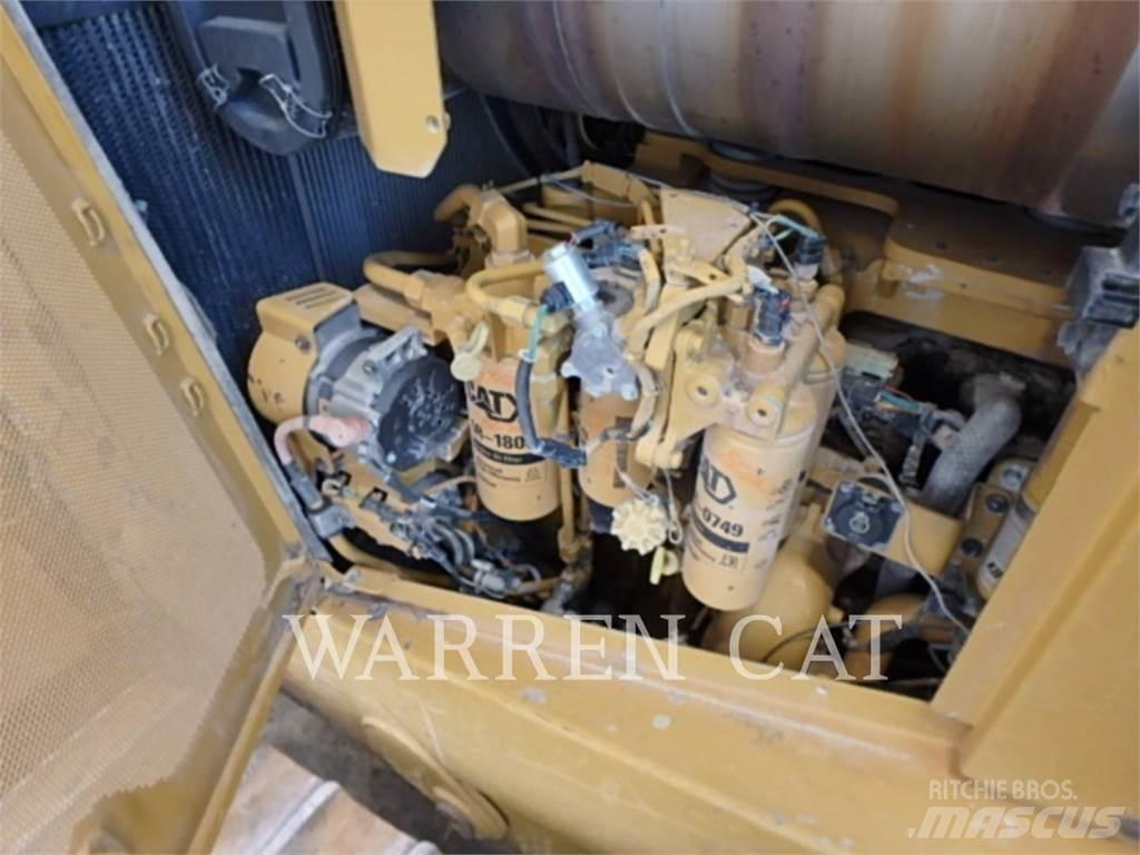 CAT D8T 4XLARO بلدوزرات مجنزرة