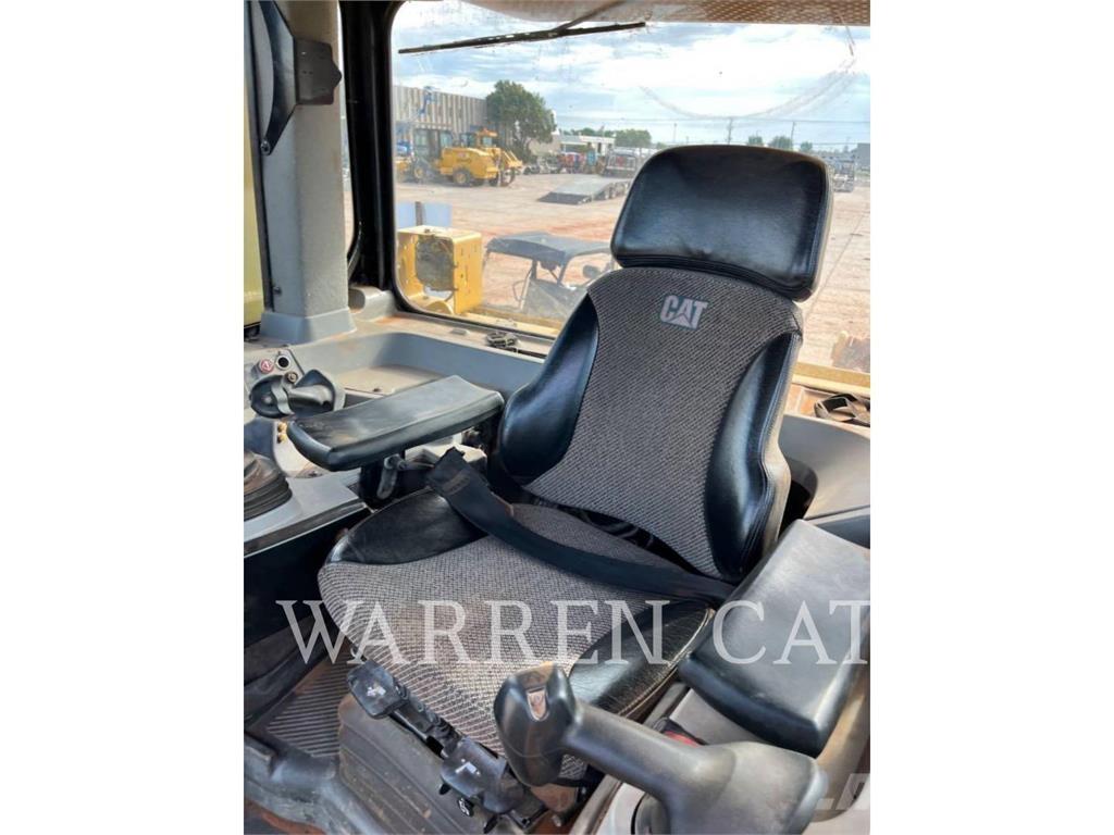 CAT D8T 4XLARO بلدوزرات مجنزرة