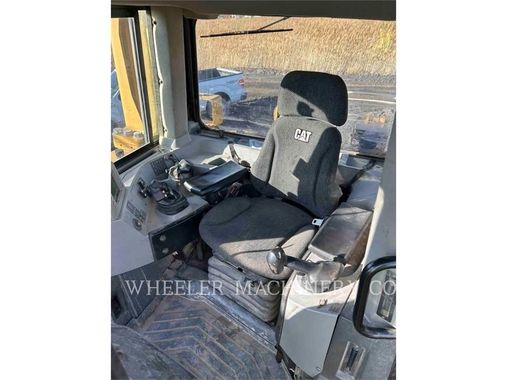CAT D8T SU بلدوزرات مجنزرة