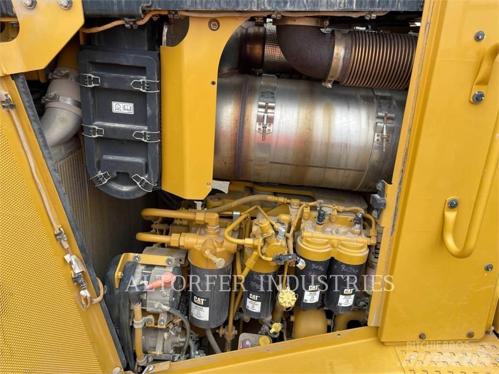 CAT D8T W بلدوزرات مجنزرة
