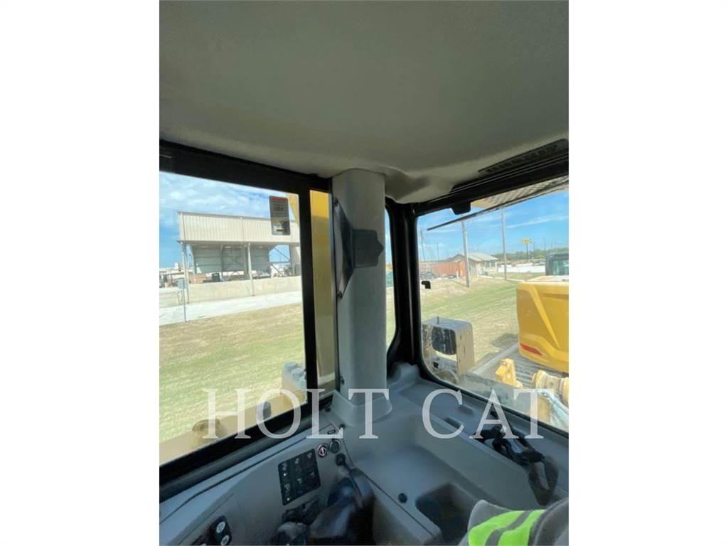 CAT D8T WHA بلدوزرات مجنزرة