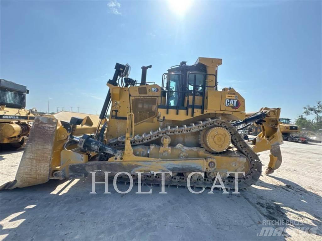 CAT D9 بلدوزرات مجنزرة