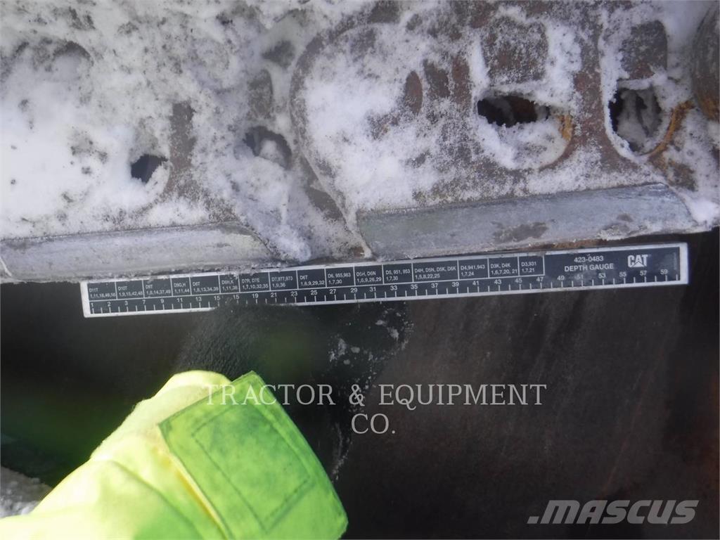 CAT D9 بلدوزرات مجنزرة