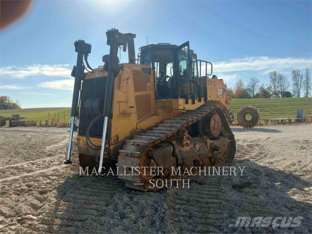CAT D9T بلدوزرات مجنزرة